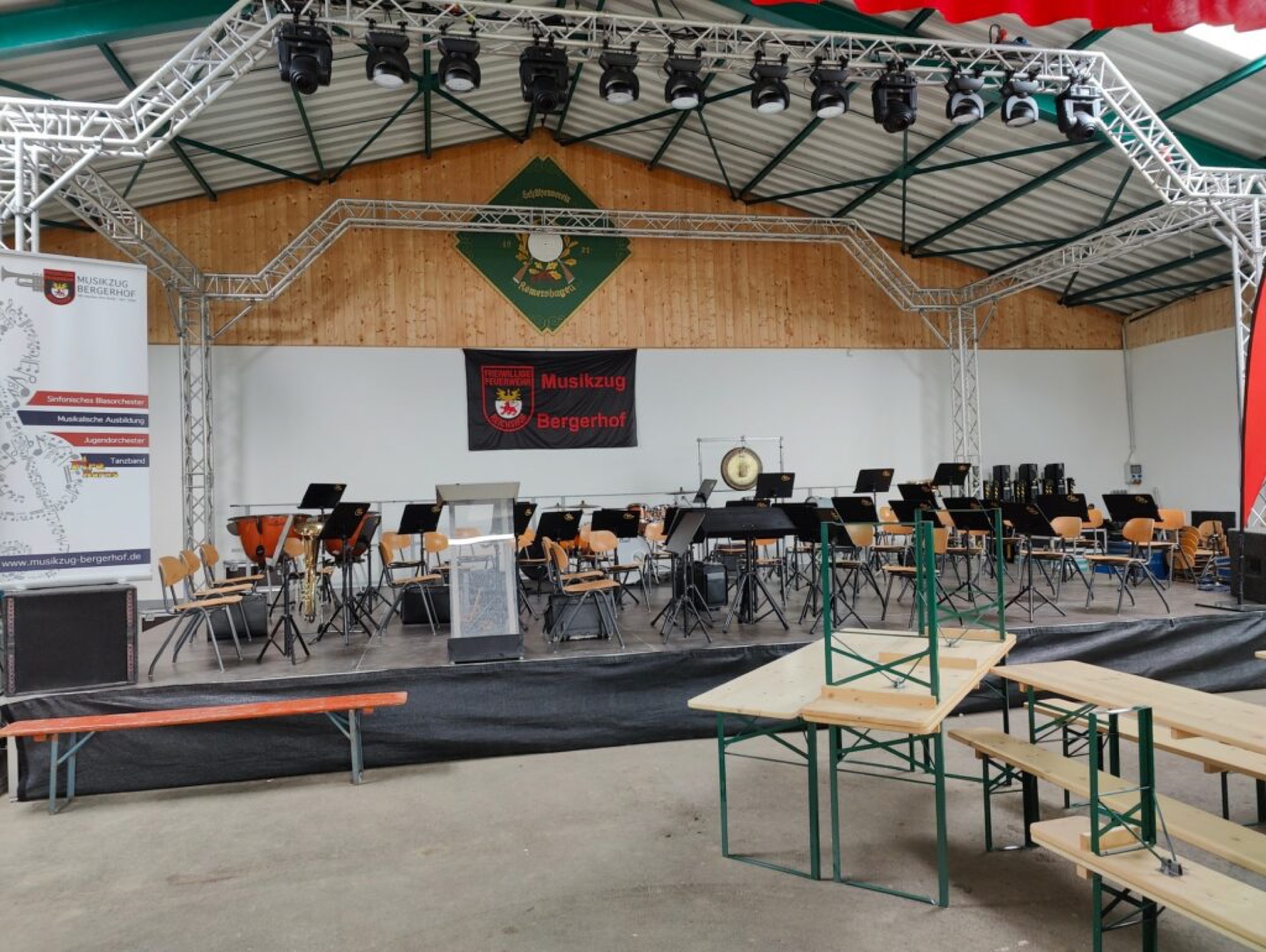 Die Bühne ist vorbereitet. Wir freuen uns auf einen stimmungsvollen Kommersabend mit dem Musikzug Bergerhof der Freiwilligen Feuerwehr Reichshof. Auftreten werden auch unsere Nachbarn und Freunde vom Quartettverein “Harmonie” Dörnscheid.