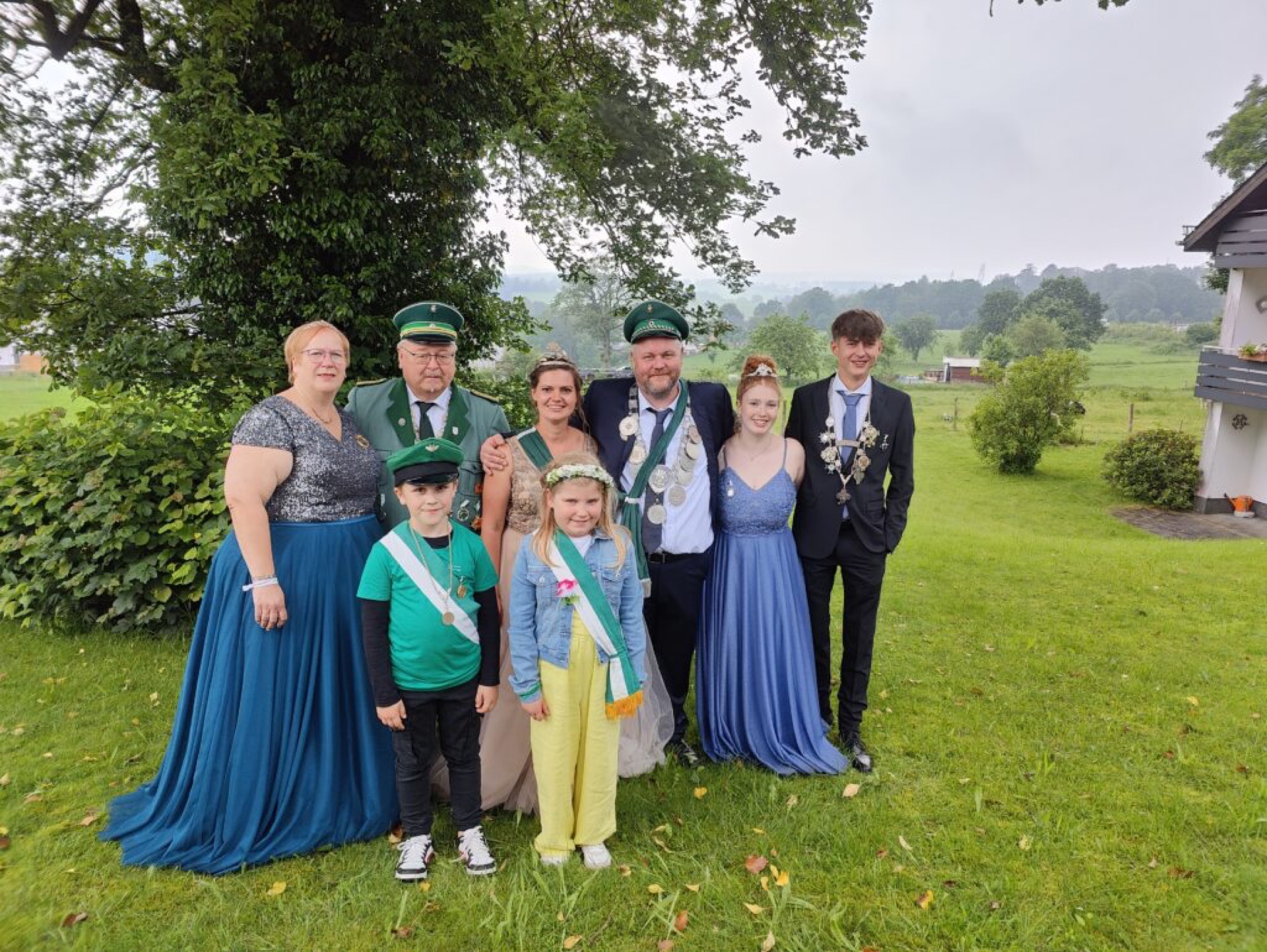 Die Römershagener Majestäten freuen sich auf das anstehende Schützenfest. Von links nach rechts: Kaiserpaar Stefan und Bärbel Simon, Königspaar* *Daniel und Jessica Schumacher, Jungschützenkönigspaar Paul Zarmutek und Jolina Nowak, Vorne: Kinderkönigspaar Oskar Goerss und Lily Thodeson.