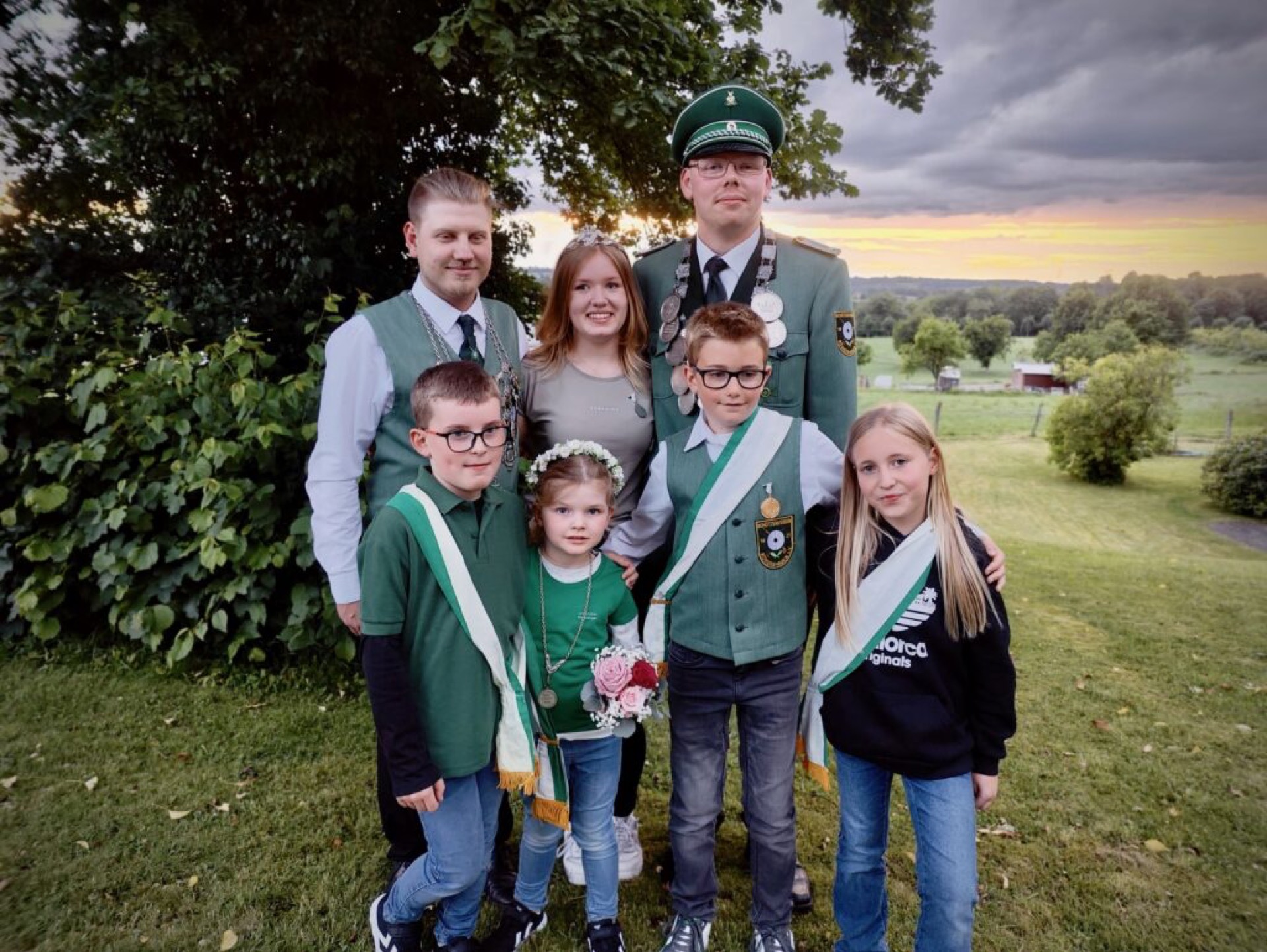 Hintere Reihe von links nach rechts: Jungschützenkönigspaar Linus Koch und Franziska Halbe, Schützenkönig Constantin Klement. Vordere Reihe von links nach rechts: Kinderkönigspaar Justus und Lina Mylius, Jungschützenprinzenpaar Phillip Buchen und Greta Stock.